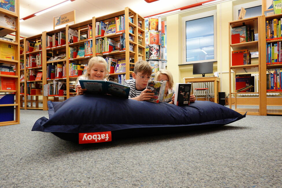 Kinder lesen gemeinsam mit dem Team der Stadtbüchereie beim LesMaMit Nachmittag.