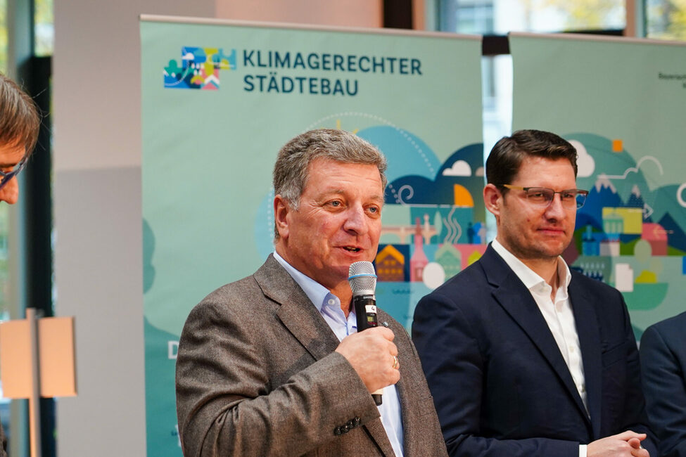 Staatsminister Bernreiter neben Oberbürgermeister Dominik Sauerteig bei der Abschlussveranstaltung "Klimagerechter Städtebau" in München