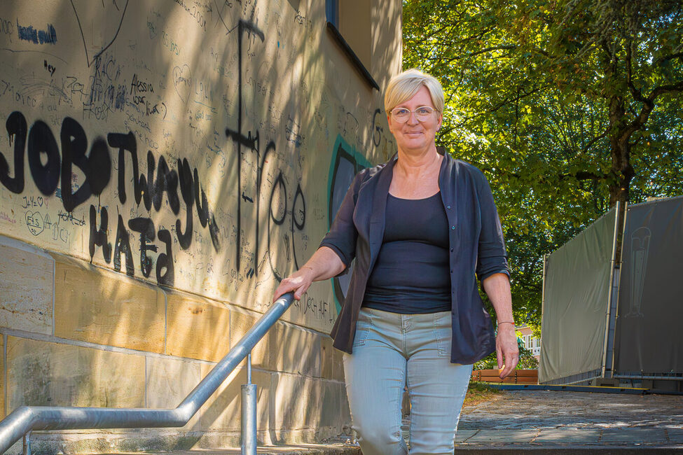 Antje Hennig an einer Treppe