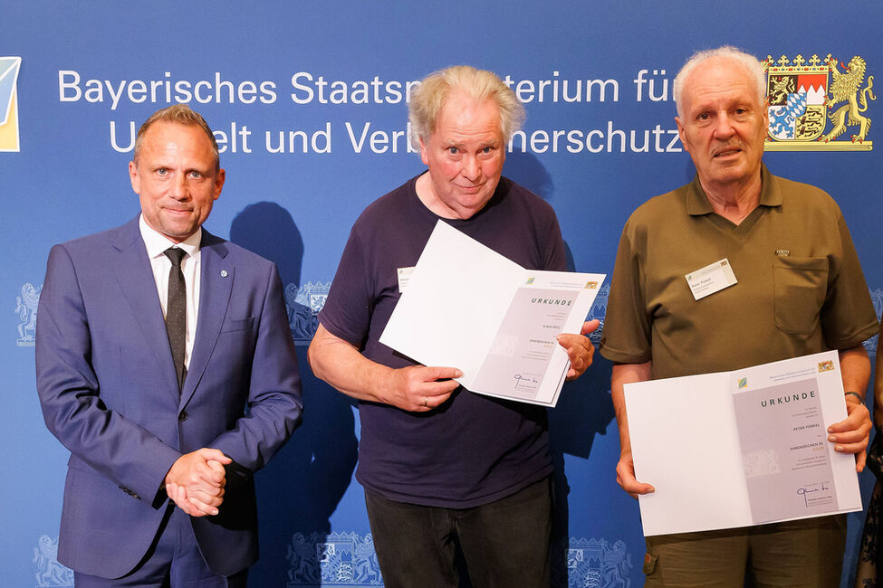 Staatsminister für Umwelt und Verbraucherschutz, Thorsten Glauber, ehrt Klaus Fritz und Peter Forkel für ihr langjähriges Engagement als Naturschutzwächter