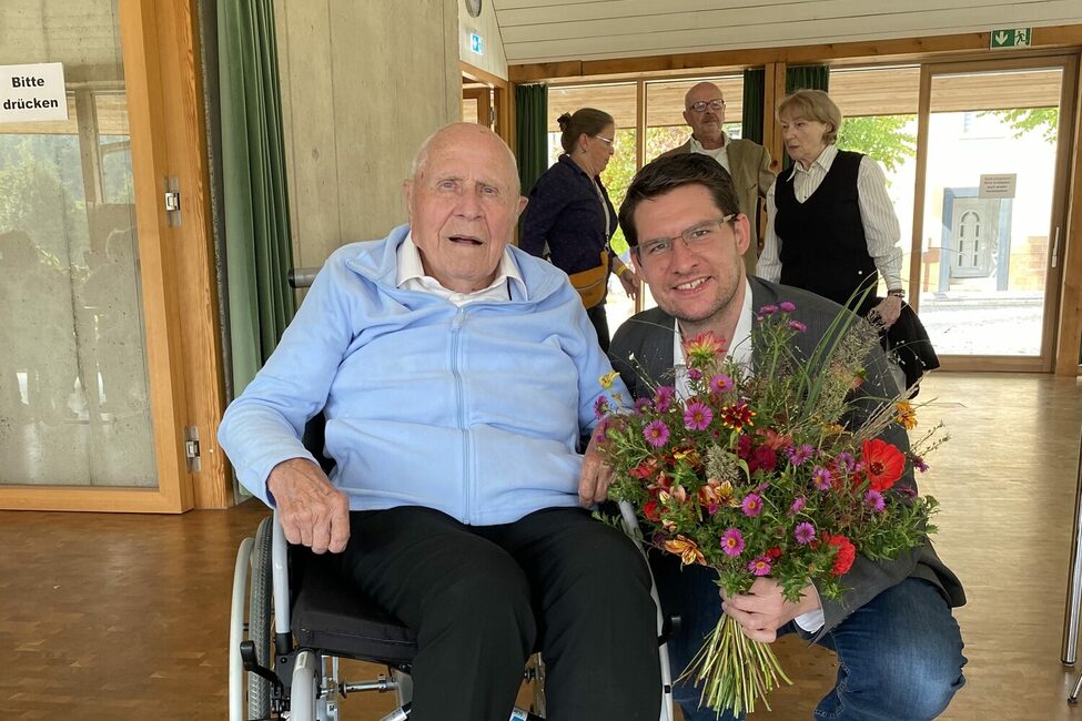 Oberbürgermeister Dominik Sauerteig gratuliert Karl Weißbach zu seinem 100. Geburtstag im Haus am See in Wüstenahorn.