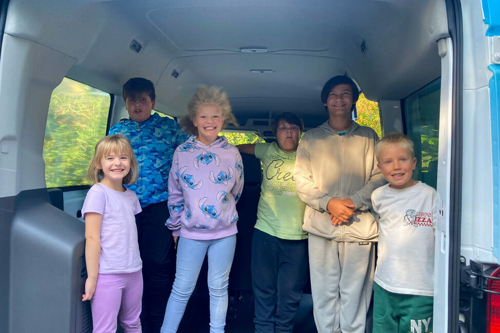 Auch die Kinder freuen sich über den neuen Transporter des Kinder- und Jugendzentrums in Wüstenahorn.