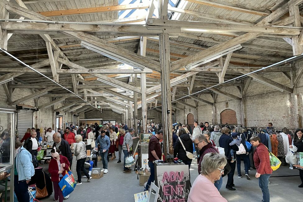 Viele Besucherinnen beim Green Deal Warentauschtag in der alten Pakethalle am Güterbahnhof.