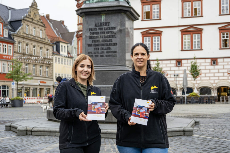 Verena-Jessica Curth und Tanja Harthan präsentieren die neue Broschüre.