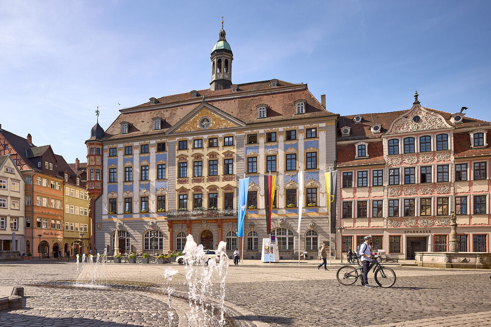 Blick vom Marktplatz der Stadt Coburg in Richtung Rathaus