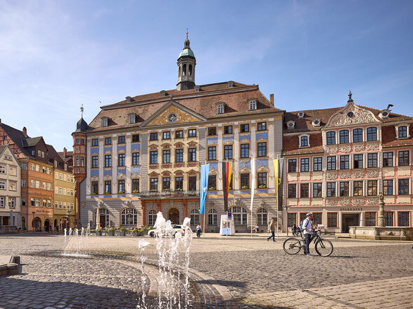 Blick vom Marktplatz der Stadt Coburg in Richtung Rathaus