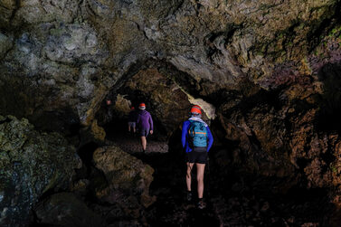 Jugendliche bei der Höhlenwanderung