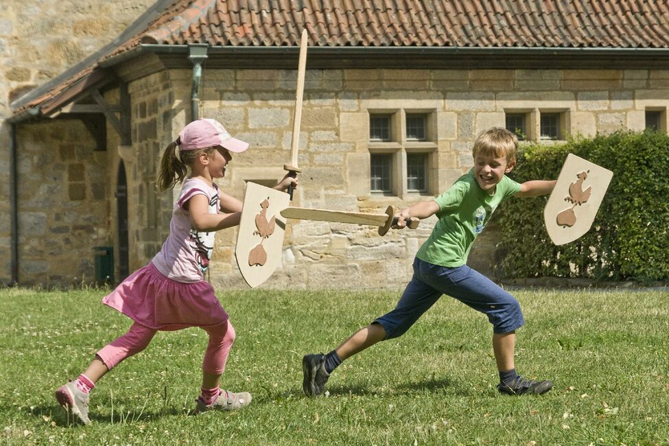 Kinder mit Holzschwert und Schild