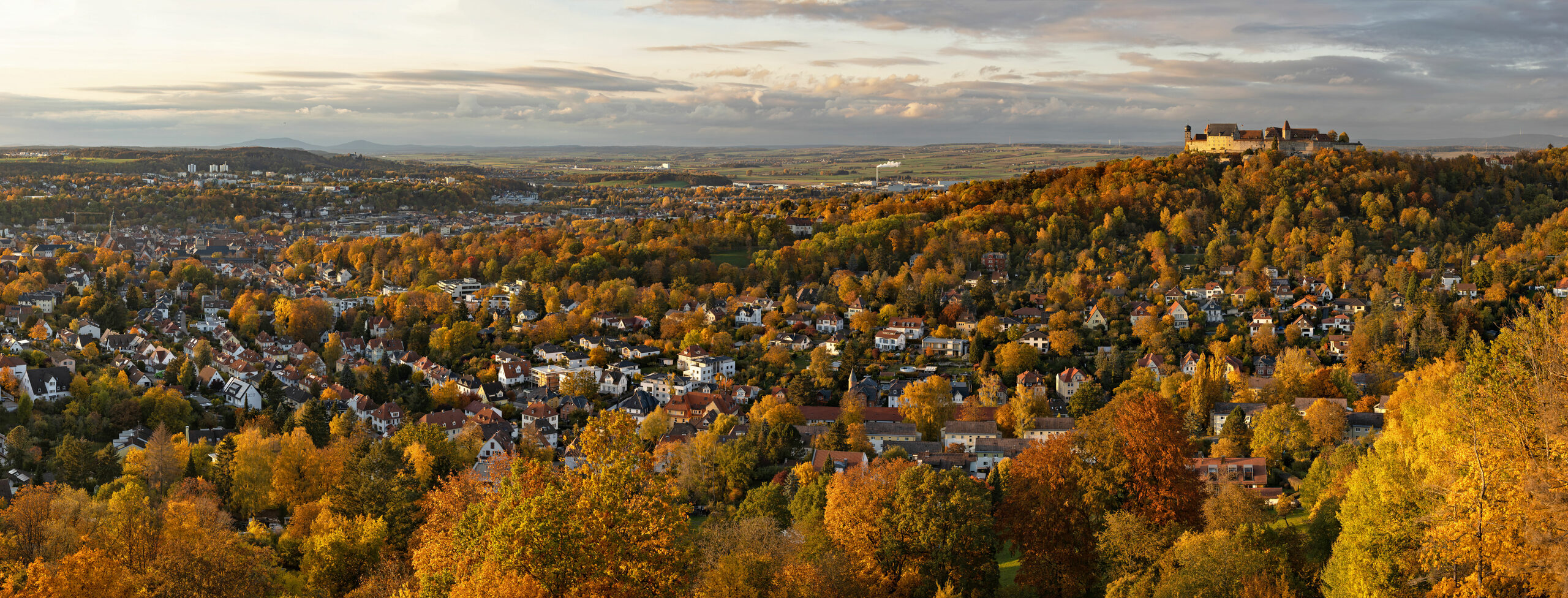 Stadtpanorama mit herbstlicher Stimmung