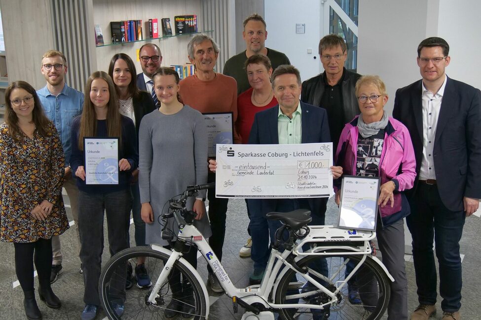 Abschlussbild Stadtradeln 2024: (von links) Heidi Papp, Dominik Wank, Nele Apfel, Gaby Kästner, Sebastian Straubel, Ida Bohl, Norbert Paul, Jan Kästner, Marita Nehring, Karl Kolb, Klaus Frenzel, Sigrid Brunner und Dominik Wank