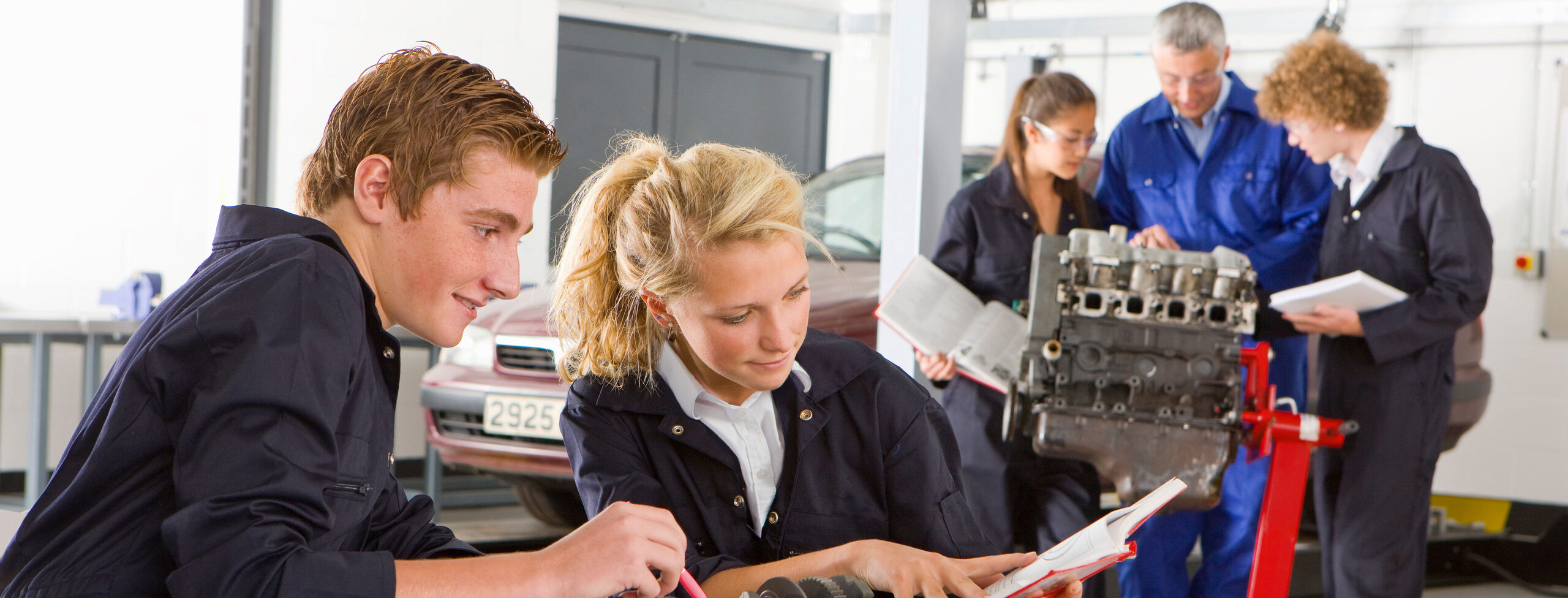 Jugendliche in der Ausbildung in einem Handwerksbetrieb