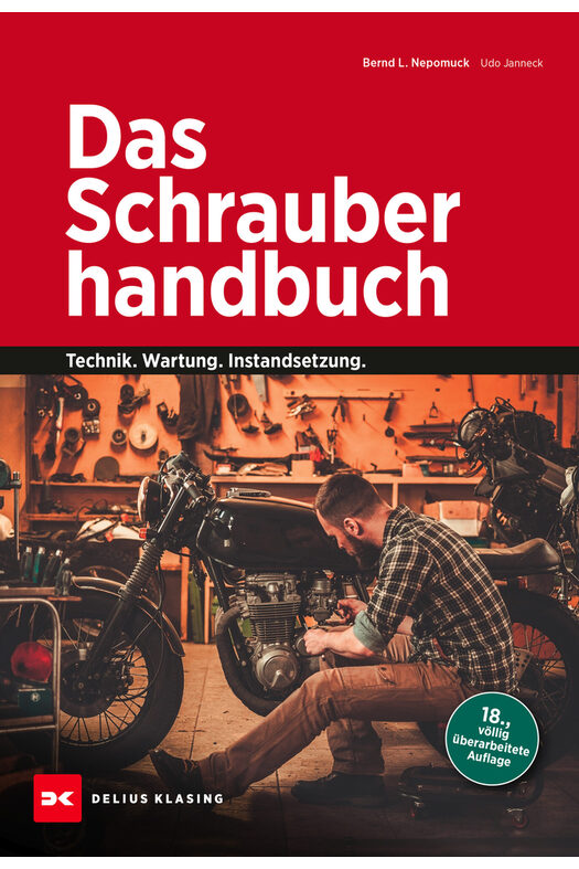 Mann bei der Reparatur eines Motorrads