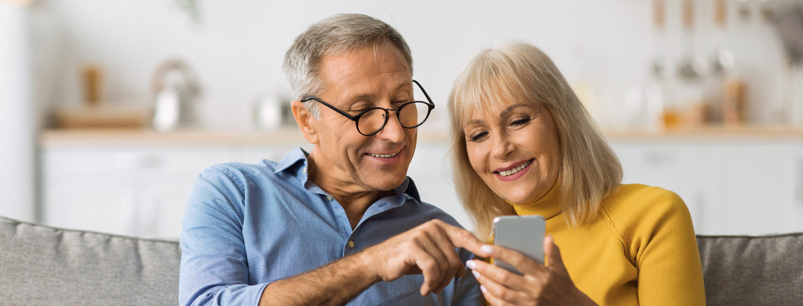 Älteres Ehepaar mit Smartphone